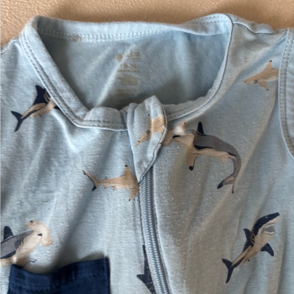 Kyte baby shark 18-24 sleeveless romper - Picture 3 of 3